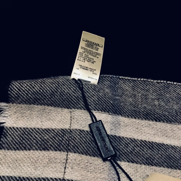 📌SOLD📌BURBERRY ST. HELEN REVERSIBLE POCKET STOLE - Picture 7 of 7